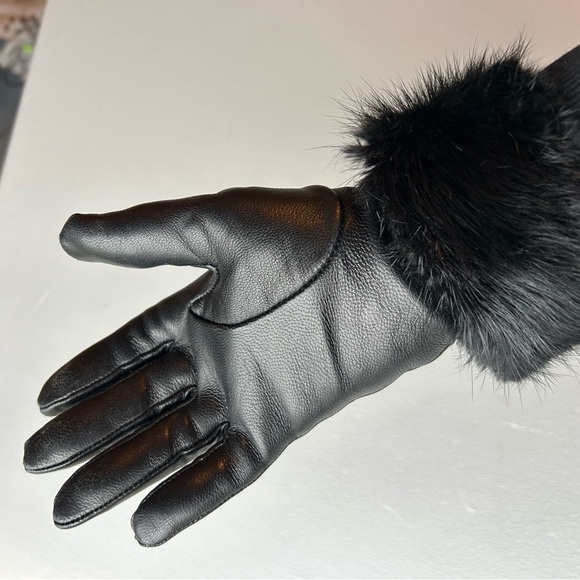 Luxurious Black Leather Gloves with Plush Fur Cuff - Picture 4 of 11